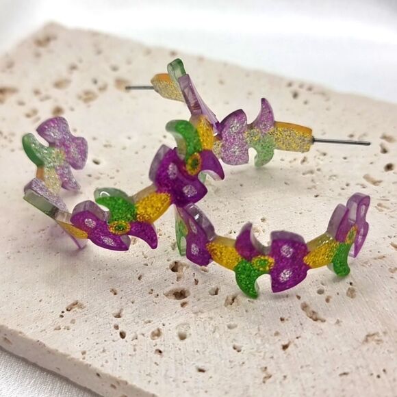 New Mardi Gras mask jester acrylic hoop lightweight earrings - Picture 4 of 6